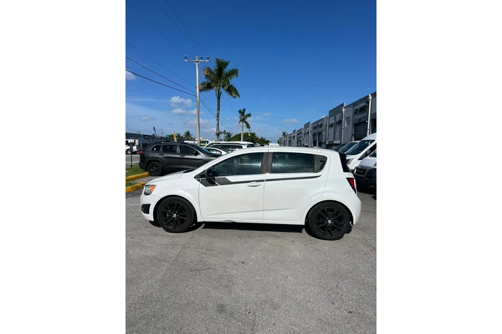 $2500 : Chevrolet Sonic 2015 image 1