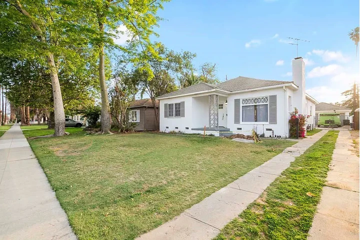 $800 : 2 Spacious Bedrooms all newly image 1