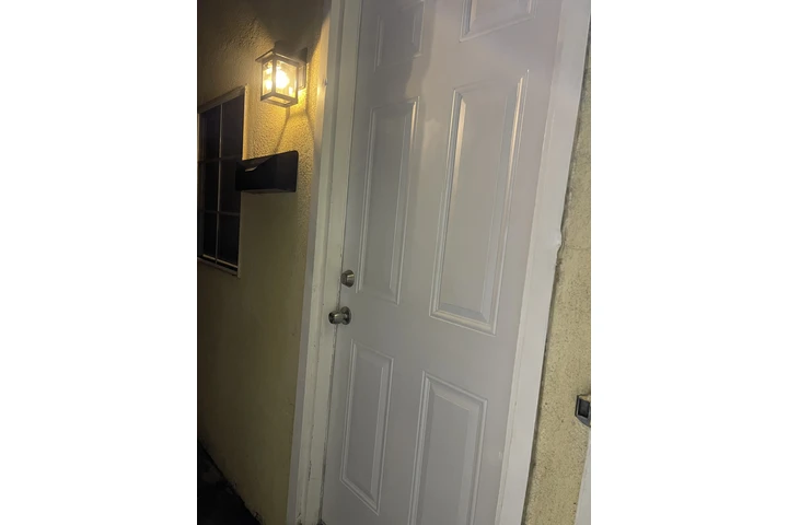 $1200 : Rento Cuarto image 1