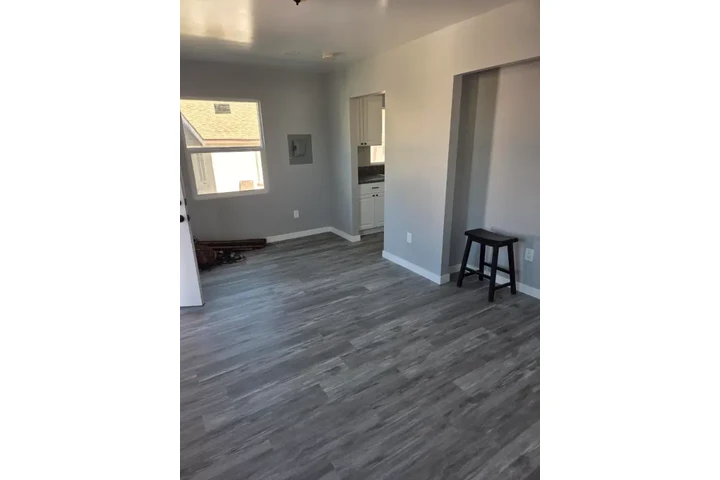 $1100 : About 4010 1/2 Rockwood St Uni image 10