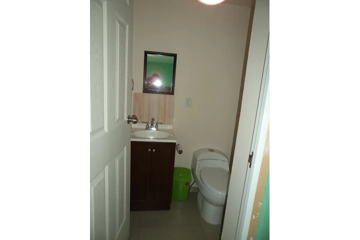 $2750 : RENTO CUARTO AMUEBLADO, TOLUCA image 5