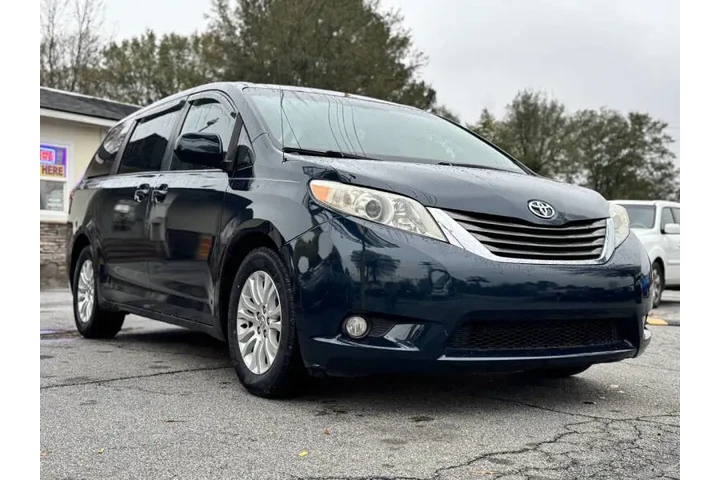 2012 Sienna XLE 7-Passenger A image 5