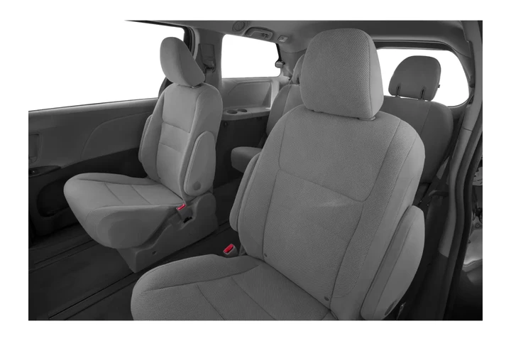 2019 Sienna LE image 9