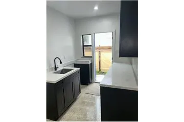 $1350 : Rental property with 1 bedro image 8