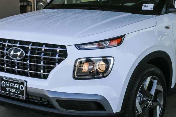 $21726 : Hyundai VENUE 2025 SEL 4dr C image 5