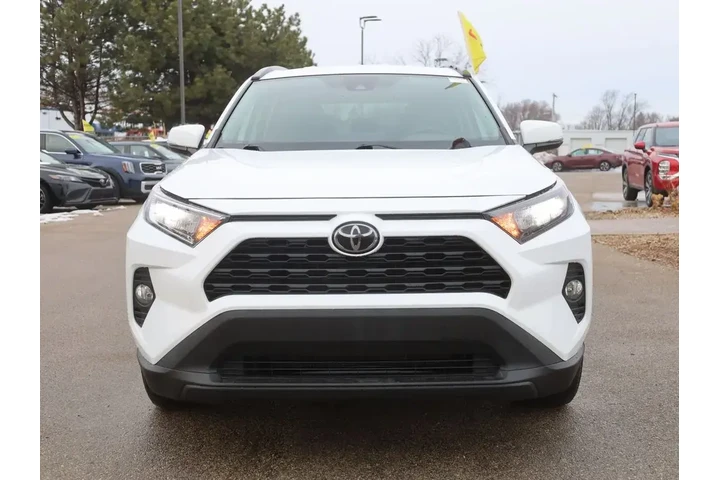$23677 : Toyota RAV4 2021 AWD XLE 4dr image 3