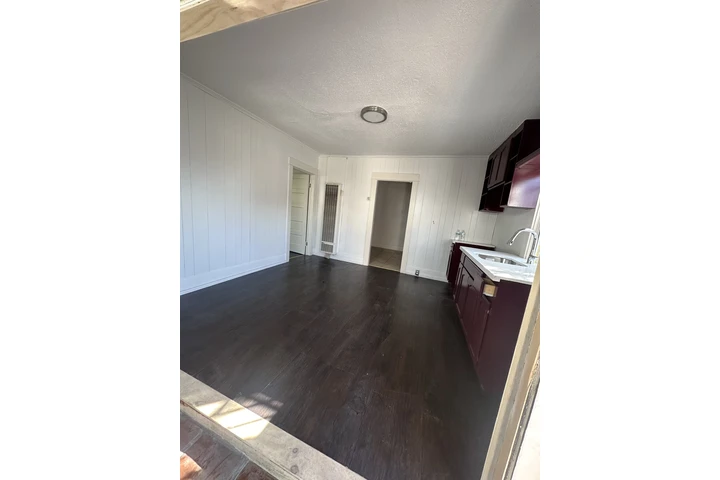 $2350 : Rento casita de 2 recámaras image 2