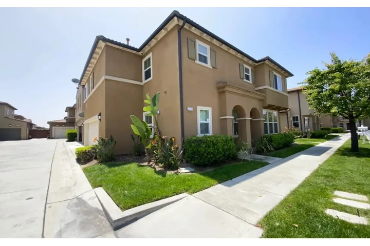 $2500 : Available 3Bed 3Bat in LA image 1