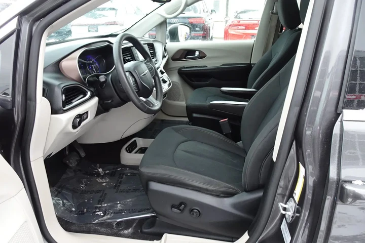 $13995 : 2017 PACIFICA image 2