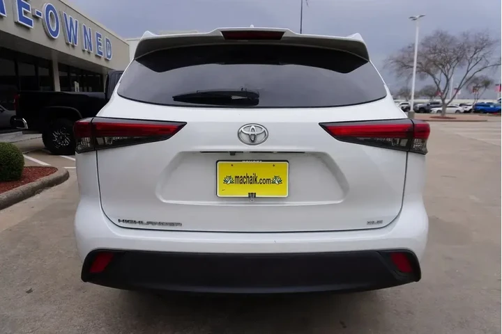 $33288 : Toyota Highlander 2023 LE 4d image 5