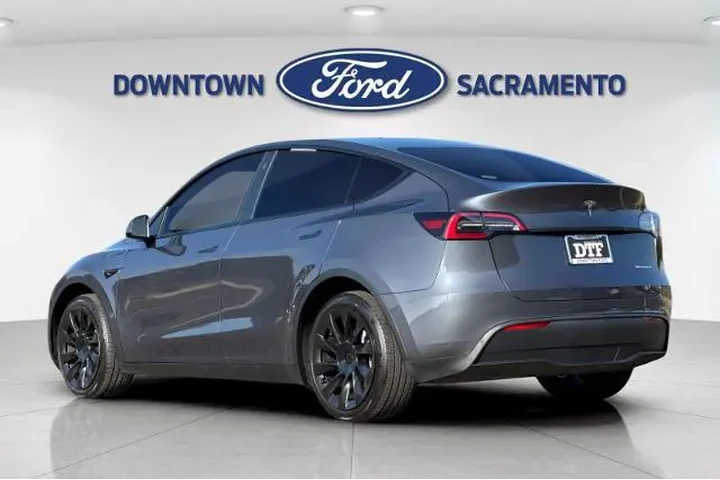 $29377 : Tesla Model Y 2023 AWD 4dr C image 8