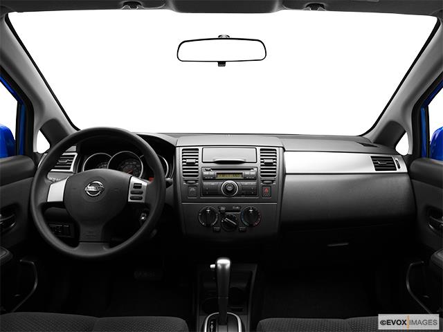 2011 Versa image 3