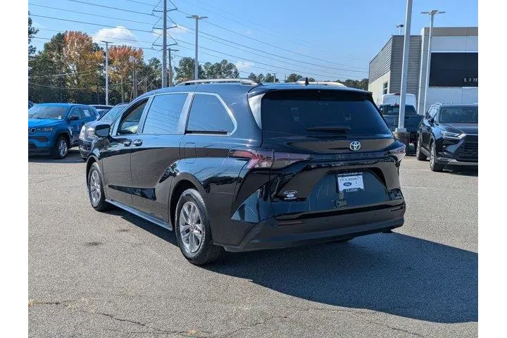$39995 : Toyota Sienna 2024 XLE 8-Pas image 7