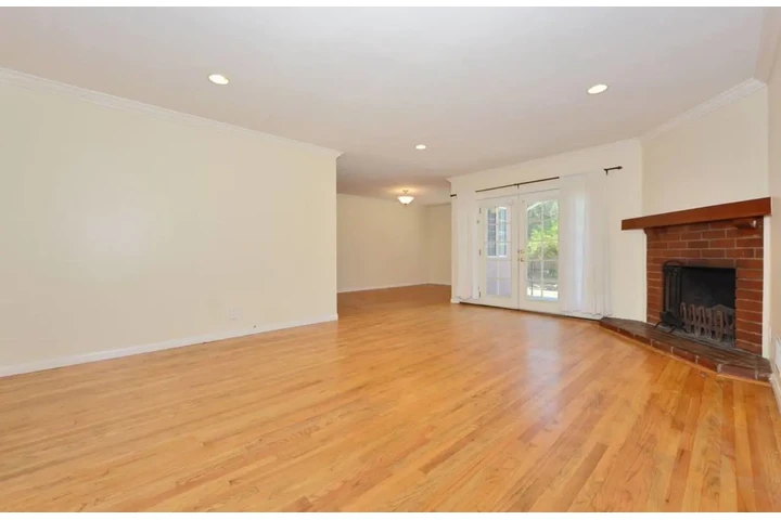 $2350 : Stunning Neighborhood image 2