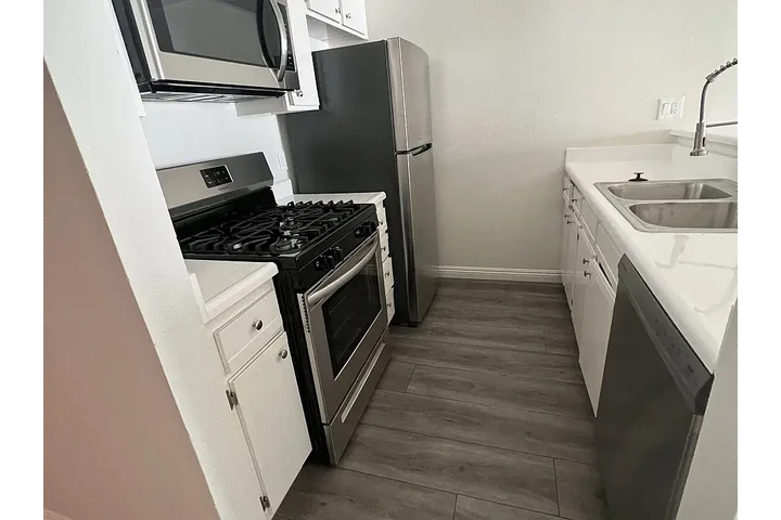 $2000 : 2 bed 2 bath image 7