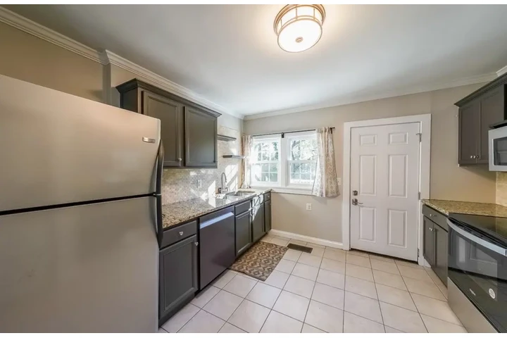 $1200 : 2Bed 2Bath Home in Atlanta, GA image 2