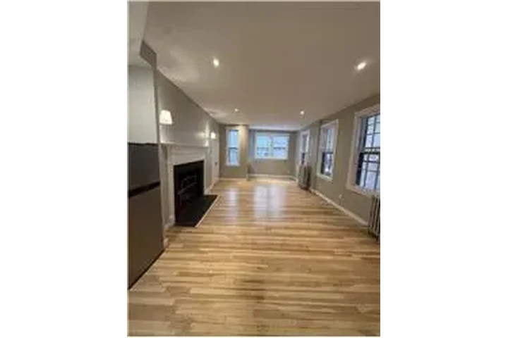 $4000 : Rental property with 1 bedro image 2