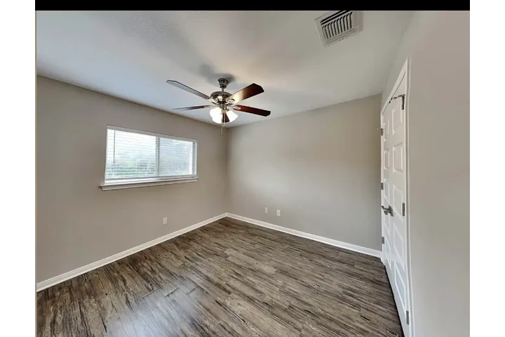 $1045 : 3Bed/2bath image 7