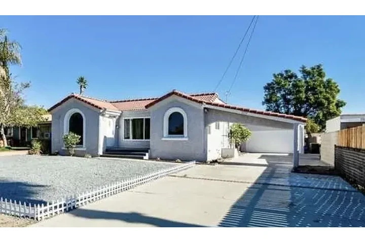 $1550 : Beautiful and private 1 bed 1 image 1