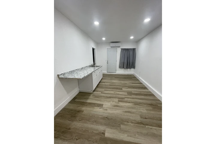 $1350 : CUARTO PRIVADO  CON BAÑO image 2