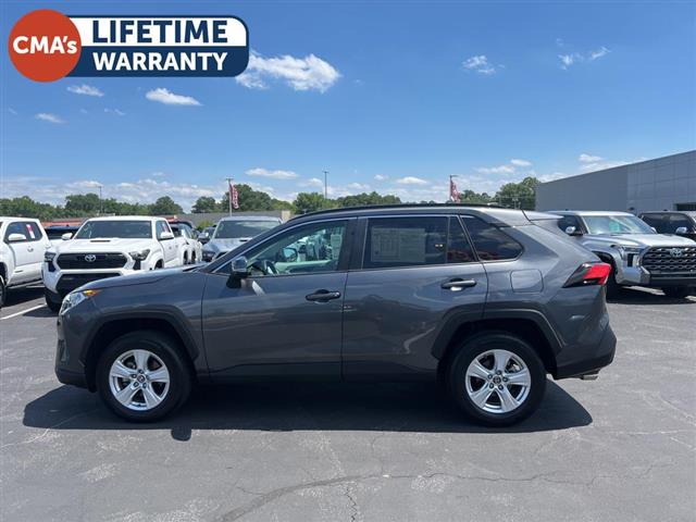 $28490 : PRE-OWNED 2021 TOYOTA RAV4 XLE image 4