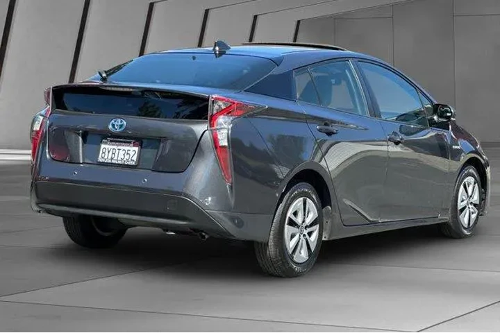 $19000 : Toyota Prius 2017 Four 4dr H image 4