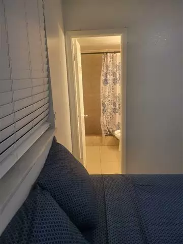 $1000 : Rento cuarto en holiwood image 2