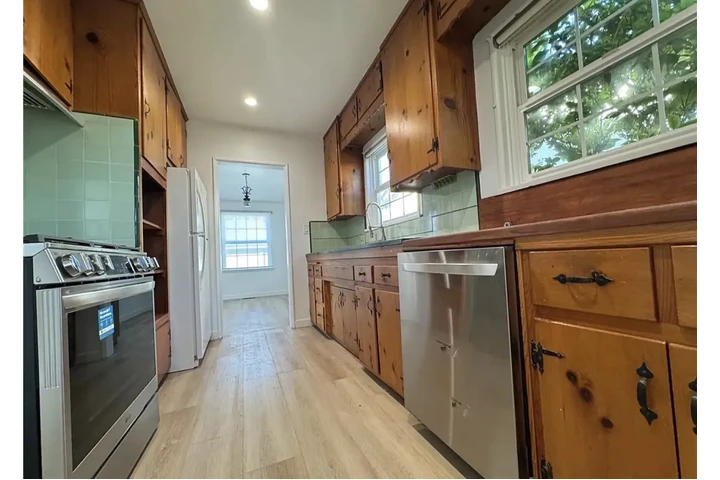 $2800 : Adorable 3 Bedroom House image 7