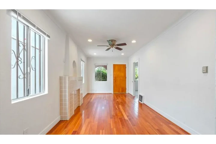 $2000 : 2 Bed 2 Bath in West Adams, LA image 2