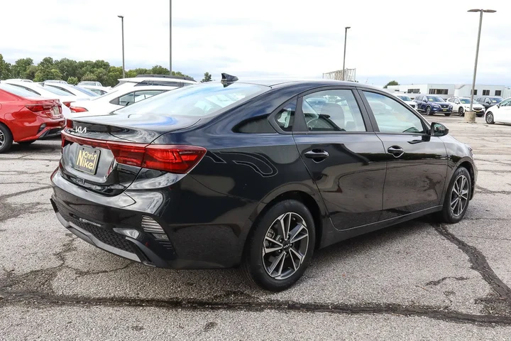 $17288 : 2023 Forte LXS image 4