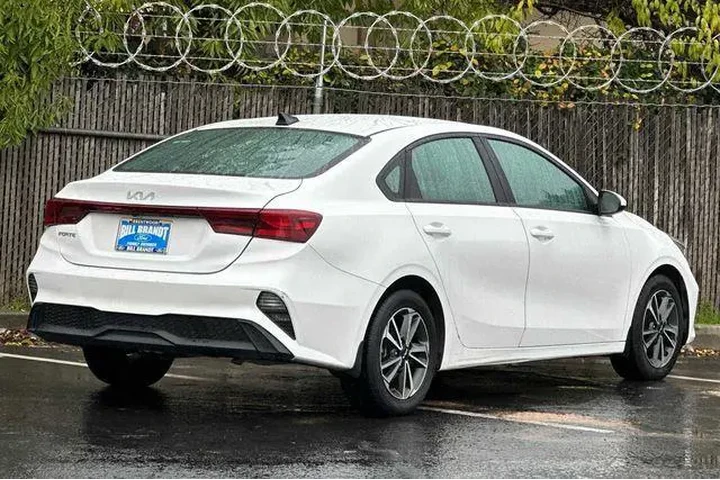 $15255 : Kia Forte 2023 LX 4dr Sedan image 3