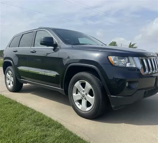 $5000 : 2012 Grand Cherokee LAREDO image 1