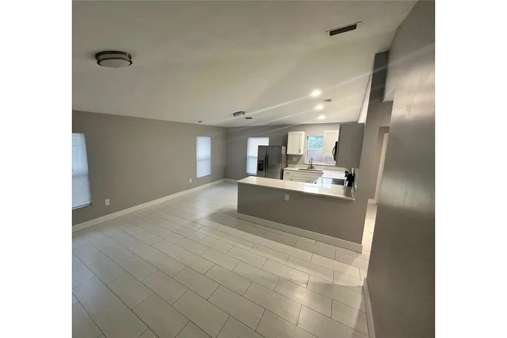 $1200 : de 3 dormitorios reformado image 5