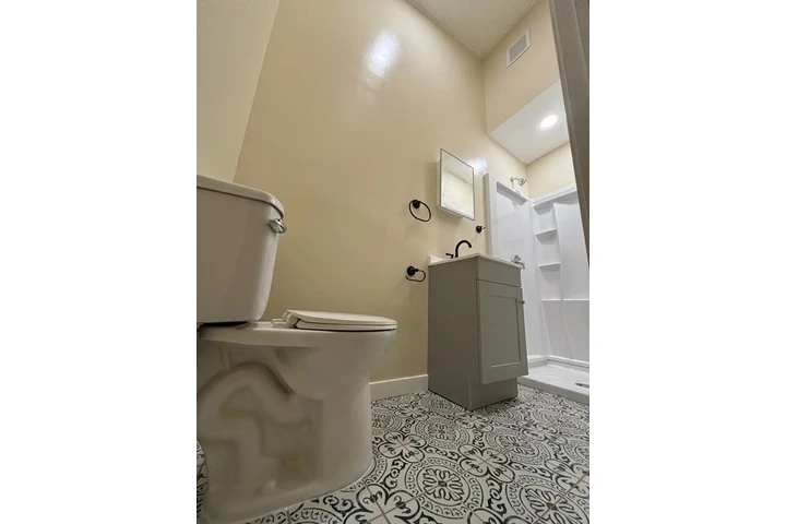 $975 : En renta cuarto image 1