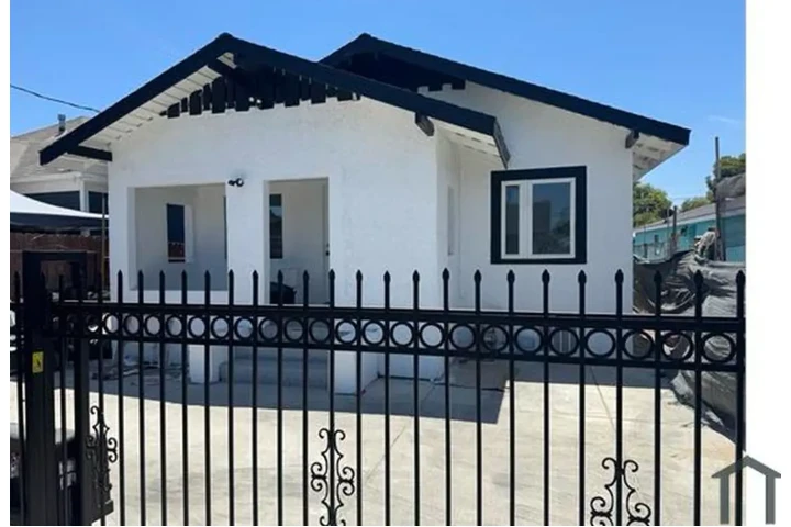 $2000 : 2 Bedroom in South Los Angeles image 1