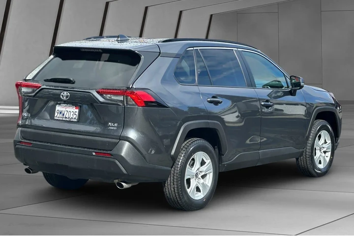 $25900 : Toyota RAV4 2021 AWD XLE 4dr image 4
