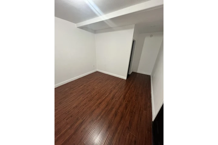 $1200 : Cuarto con baño image 2