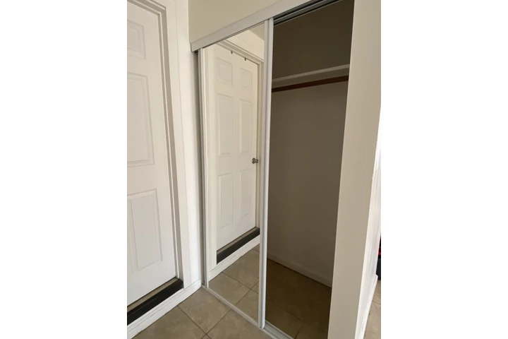 $750 : Se renta recámara en Fontana image 5