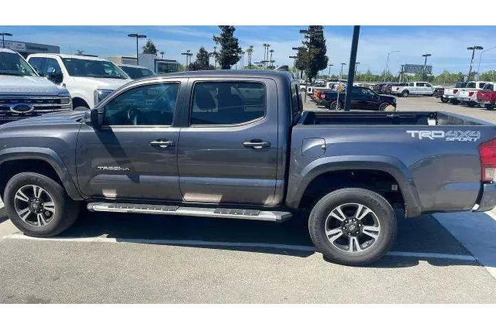 $34950 : Toyota Tacoma 2017 4x4 TRD P image 5