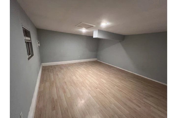 $975 : Garaje Remodelado con baño image 4