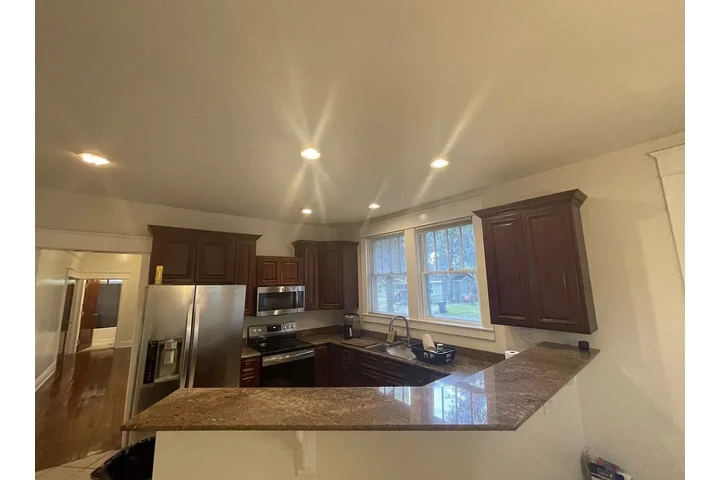 $1000 : Newly renovated Hardwood floor image 3