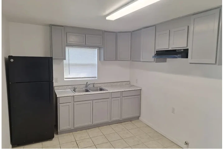 $890 : Beautiful freshly painted home image 2