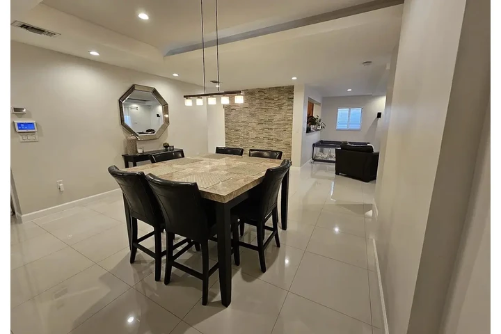 $1000 : charming Spacious home image 3