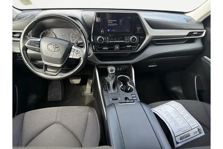 $33902 : Toyota Highlander 2023 L 4dr image 10