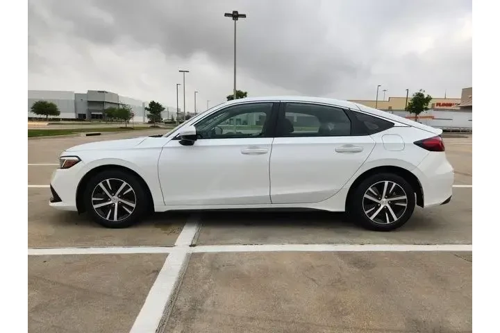 $22850 : Honda Civic 2023 LX 4dr Hatc image 4