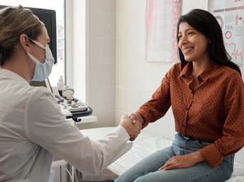 Paciente latina en su visita al doctor