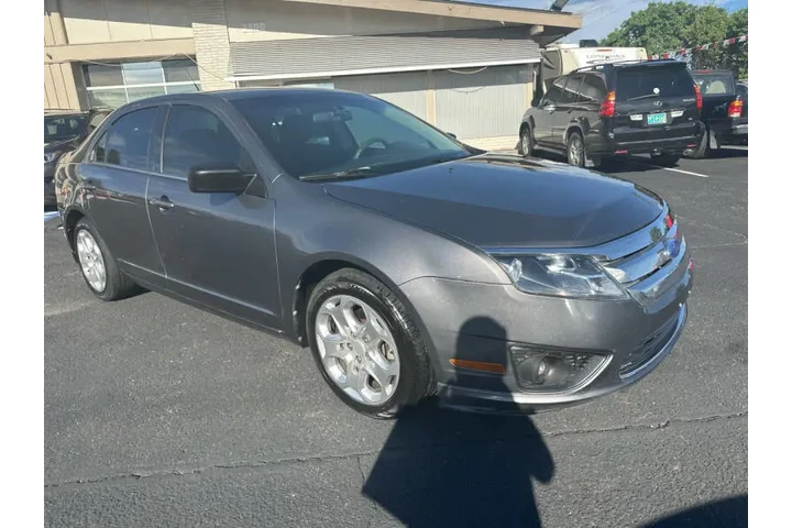 2011 Fusion SE image 10
