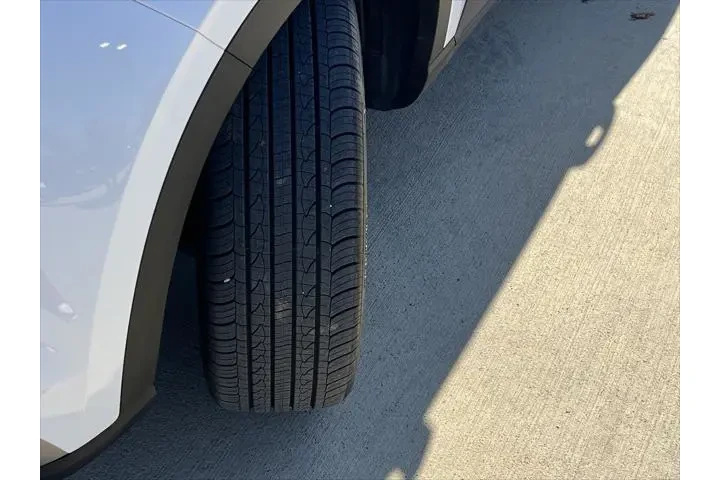 $20550 : Hyundai VENUE 2025 SEL 4dr C image 9