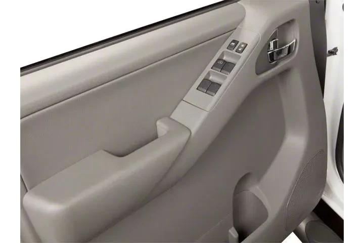 $12729 : Nissan Frontier 2010 4x4 SE image 9