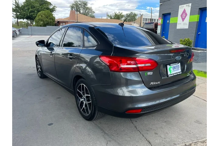 2018 Focus SE Sedan image 7